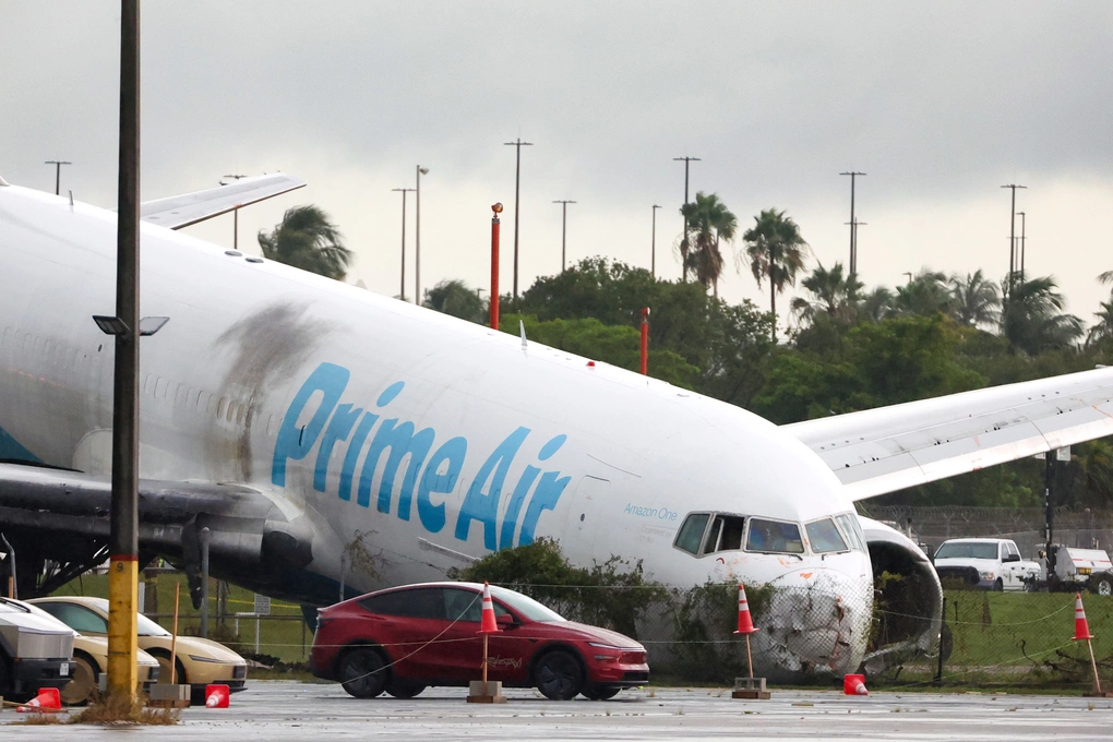 Phi cơ chở hàng của Amazon tại sân bay quốc tế Miami sau khi lao khỏi đường băng ngày 7/9. Ảnh: AP
