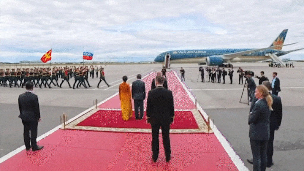 Nga diễu binh tại sân bay, chào đón Tổng Bí thư, Chủ tịch nước Tô Lâm và Phu nhân