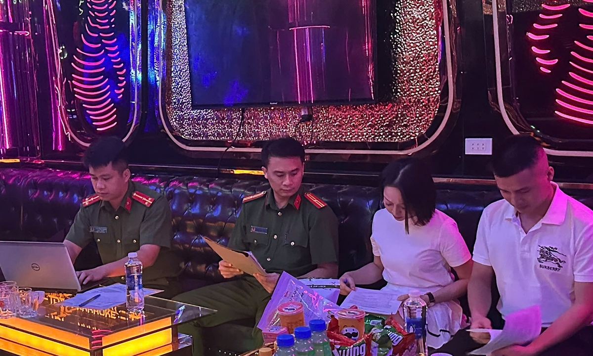 Nữ tiếp viên nhảy múa khiêu dâm trong quán karaoke bị phạt 400.000 đồng