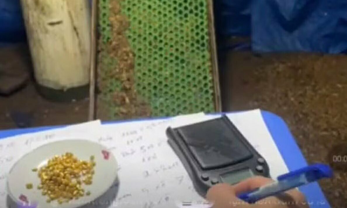 Lừa bán 'vàng nhặt từ xô cát' trong các phiên livestream