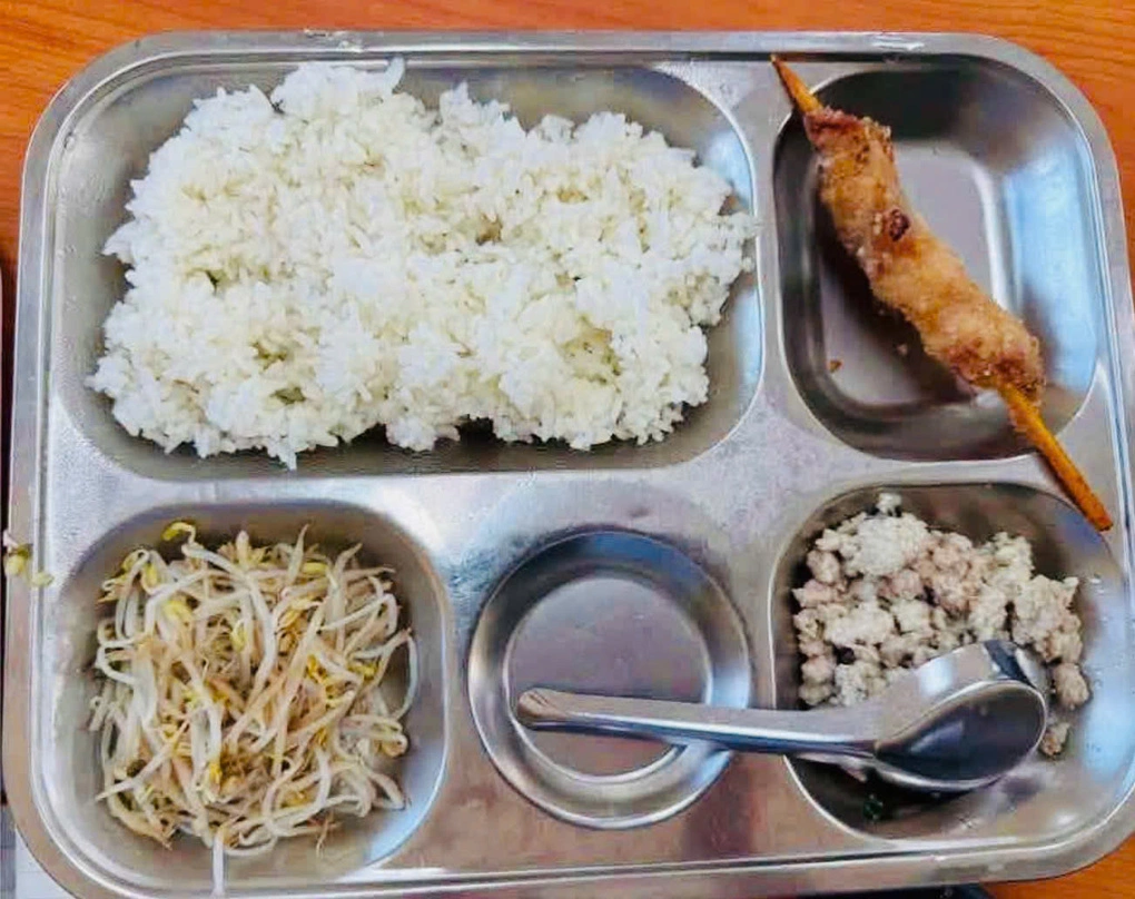 Suất ăn bị chê lèo tèo tại trường Tiểu học Trung Giã, ngày 7/9. Ảnh: Phụ huynh cung cấp