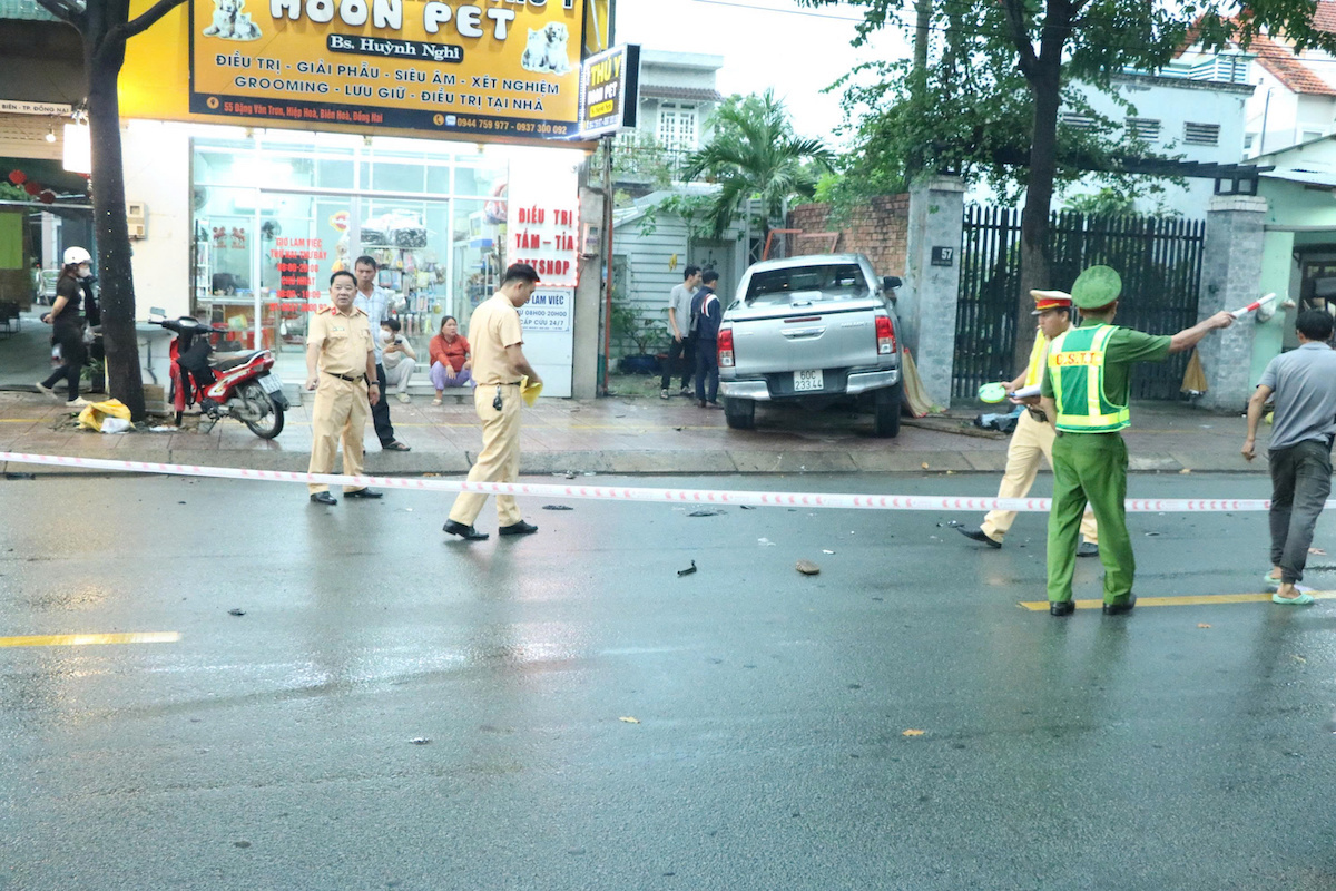 Ôtô tông liên hoàn, tài xế xe ôm công nghệ tử vong