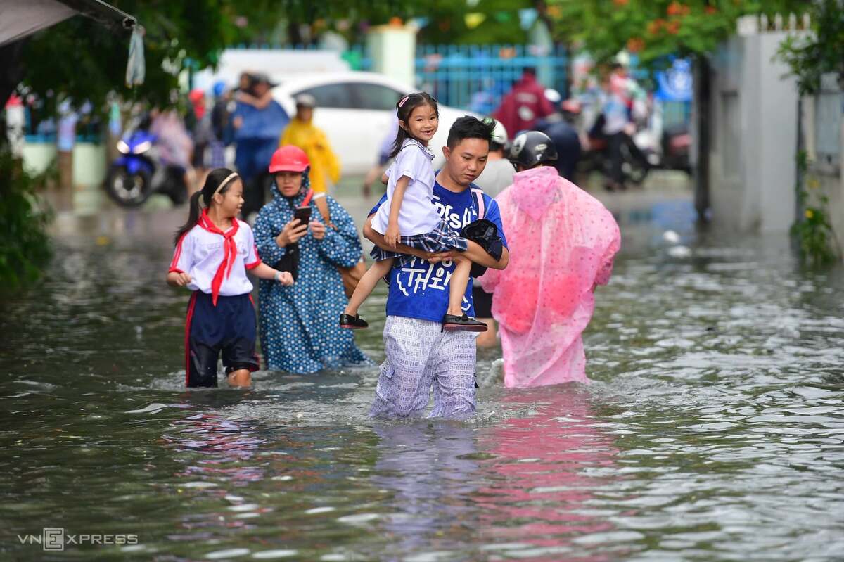 Điểm tin 17h: Nguy cơ áp thấp nhiệt đới, miền Trung mưa lớn | Các tỉnh phải chấm dứt tình trạng trả hồ sơ đất đai nhiều lần
