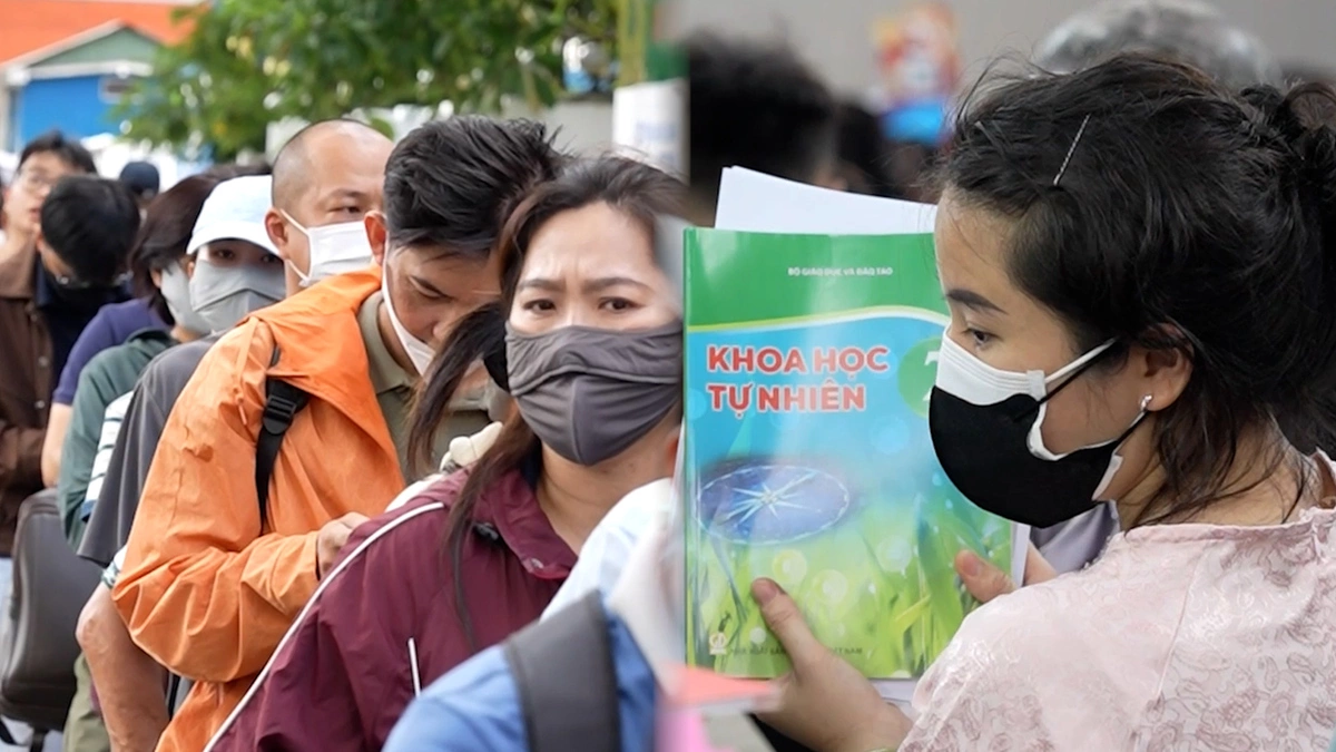 Phụ huynh xếp hàng 'săn' sách giáo khoa sau khai giảng