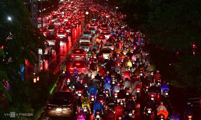 Heavy downpour paralyzes Ho Chi Minh City during evening commute