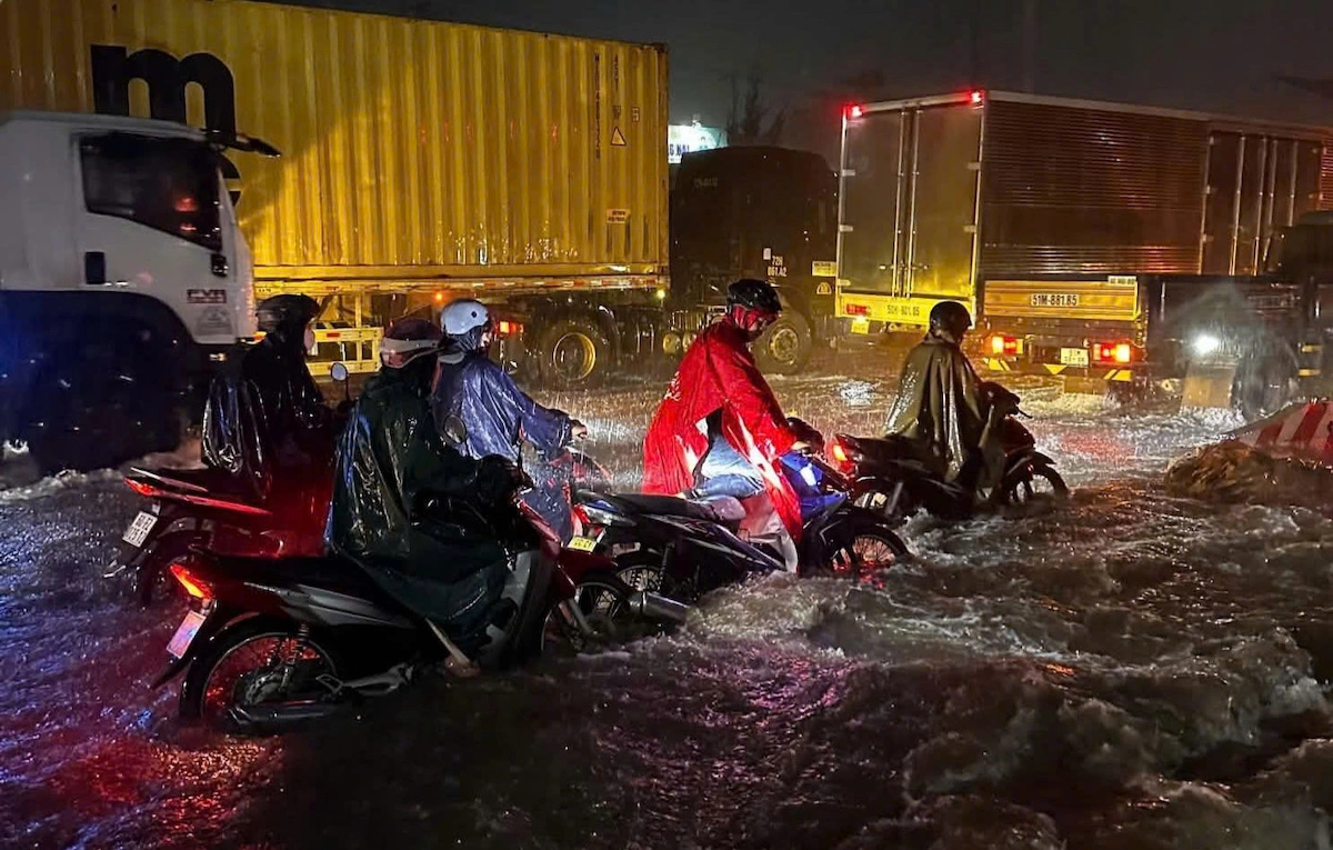 Hai người bị nước cuốn xuống suối giữa mưa lớn ở Đồng Nai