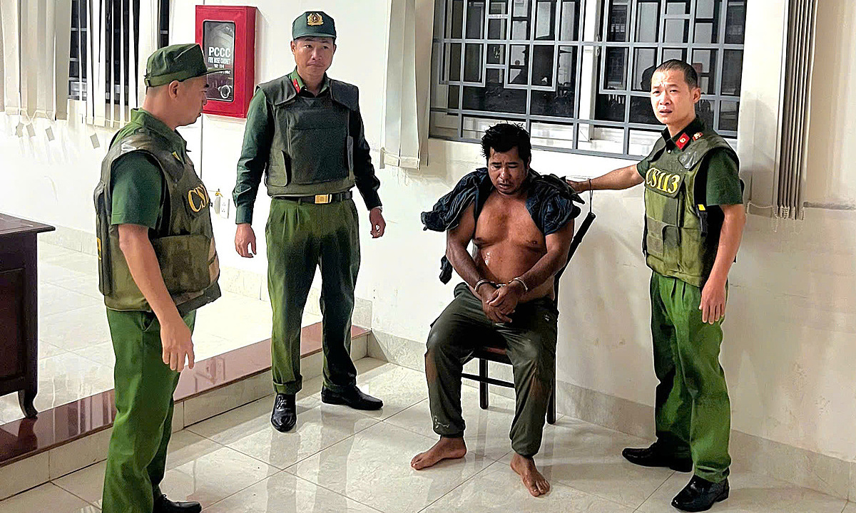 Cầm dao đâm cảnh sát khi bị yêu cầu buông hung khí