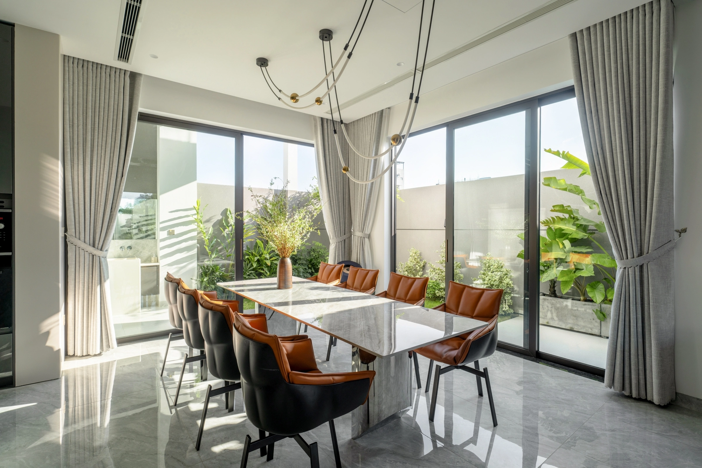 Biệt thự bố trí vườn xen kẽ để thích nghi nắng gió miền Trung