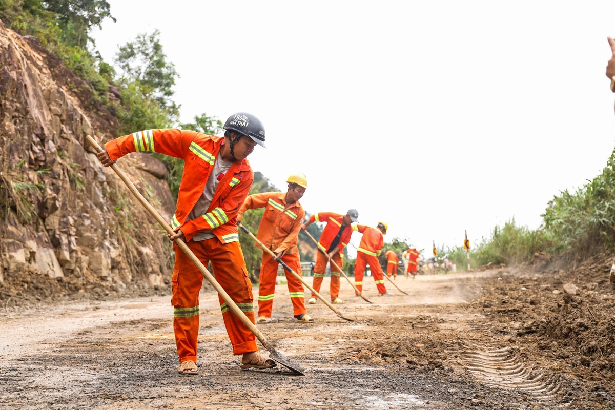 Gấp rút sửa đèo nối Nha Trang - Đà Lạt trước mùa mưa