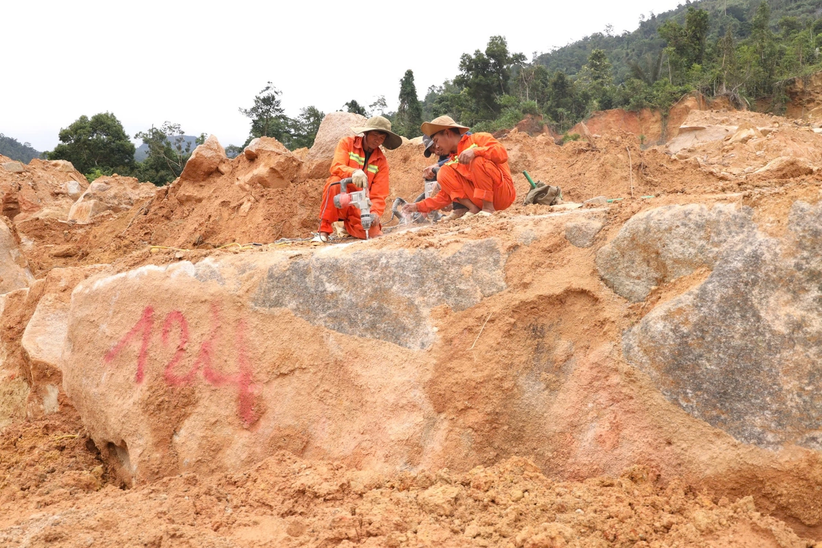 Gấp rút sửa đèo nối Nha Trang - Đà Lạt trước mùa mưa