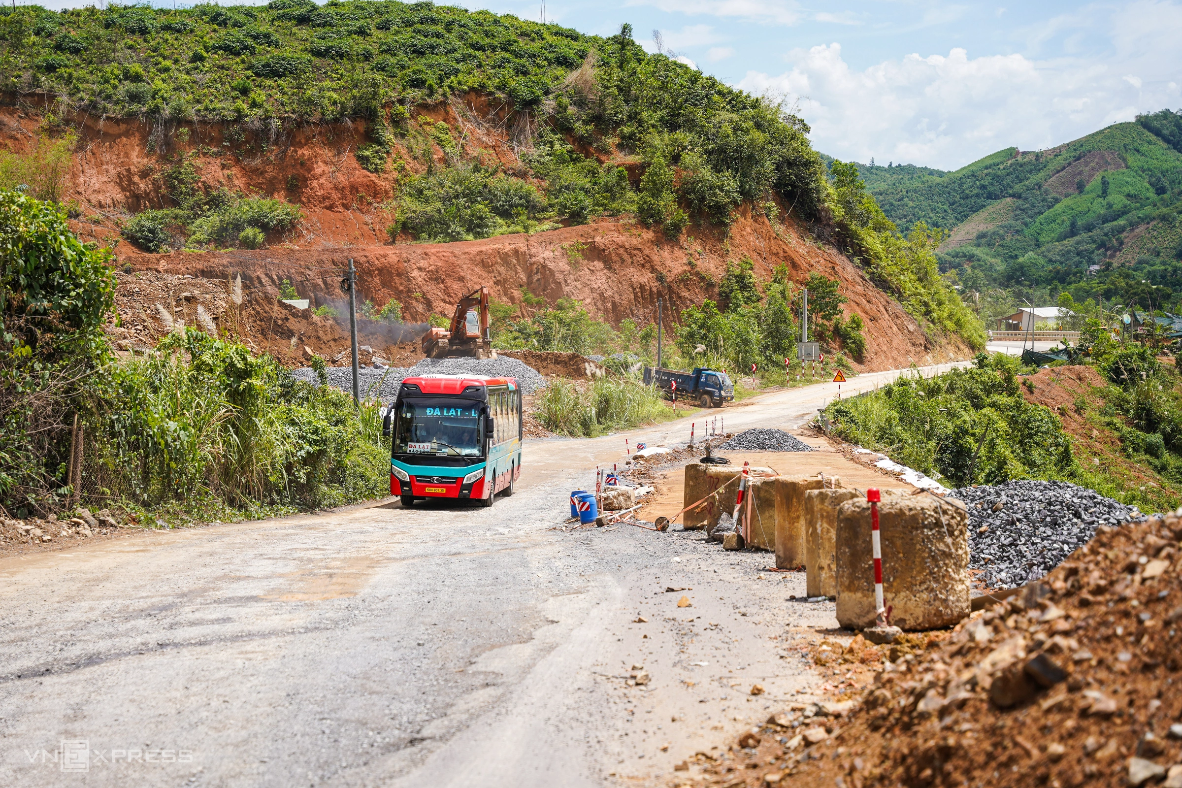 Gấp rút sửa đèo nối Nha Trang - Đà Lạt trước mùa mưa