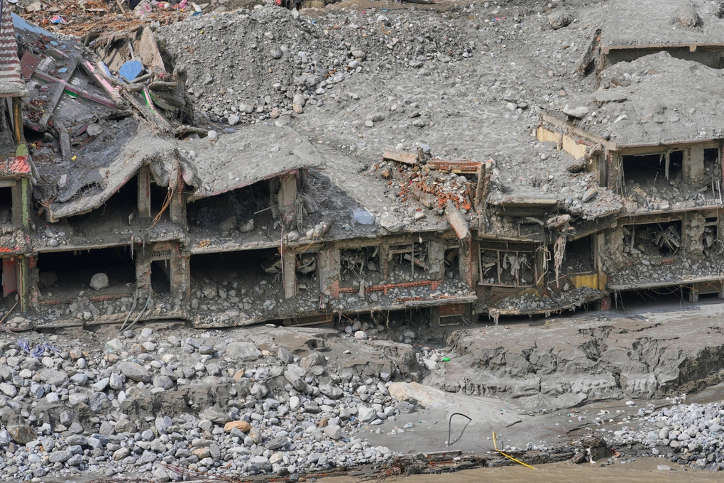 Những ngôi nhà nằm giữa lớp bùn và đất đá dày đặc tại huyện Nuwakot, Nepal, ngày 8/9/2026. Ảnh: AP