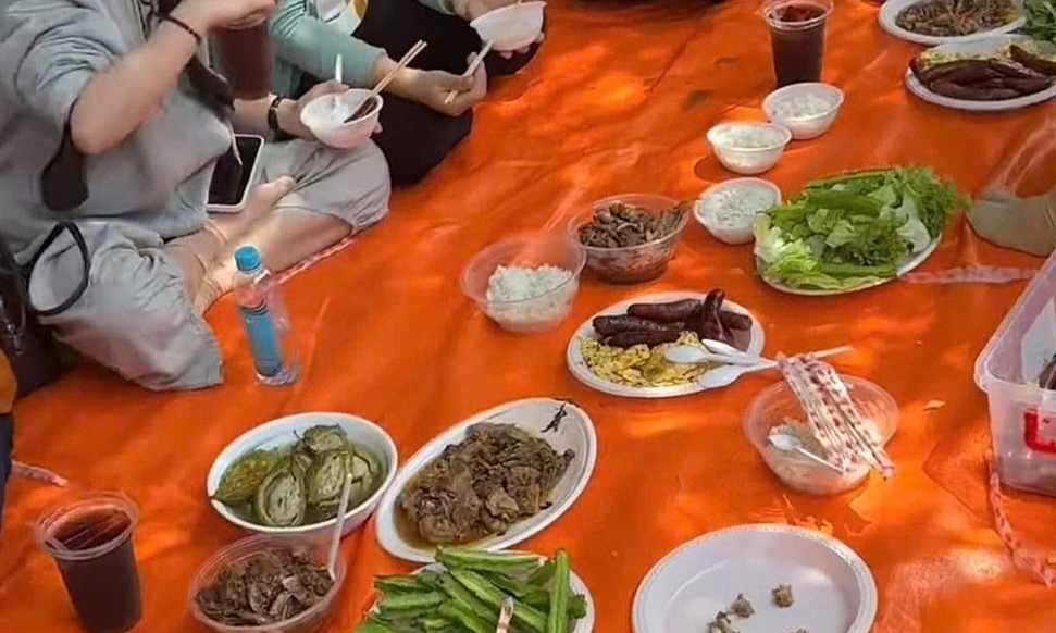 Ngày nào tôi cũng đi chợ, nấu ăn suốt chuyến du lịch