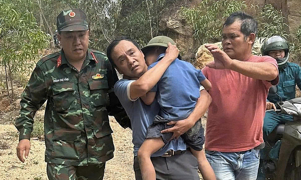 Người mẹ tìm thấy con sau 17 tiếng: 'Con kêu sợ cả trong mơ'