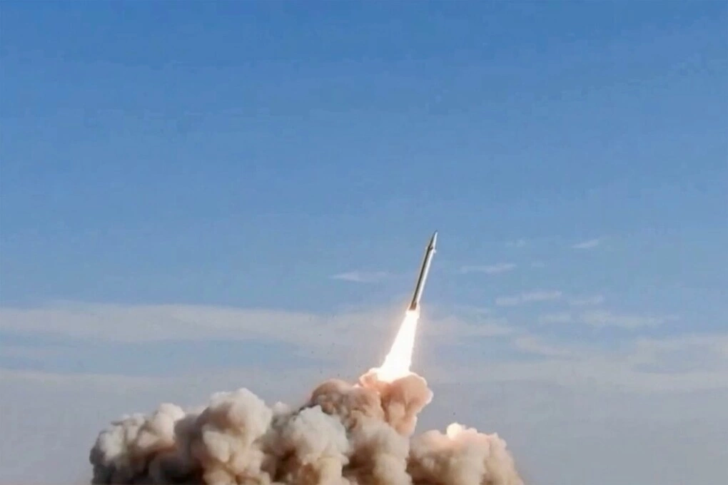 Iran phóng tên lửa vào một mục tiêu Mỹ ở vùng Vịnh ngày 20/7. Ảnh: AFP