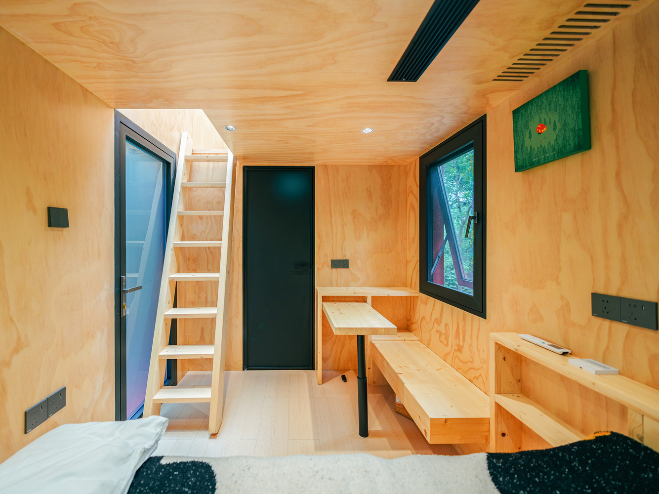 Nhà gỗ 20 m2 mô phỏng 'tàu ngầm đỏ' giữa rừng