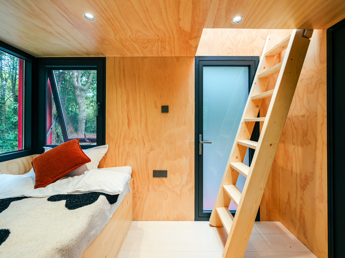 Nhà gỗ 20 m2 mô phỏng 'tàu ngầm đỏ' giữa rừng
