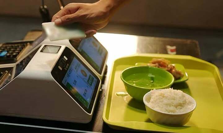 Đại học 'ầm thầm' gửi tiền ăn cho sinh viên nghèo