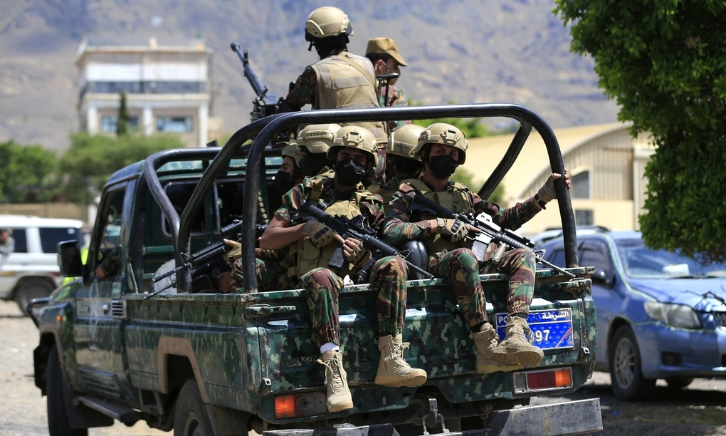 Các tay súng Houthi tại thủ đô Sanaa, Yemen, ngày 12/9. Ảnh: AFP