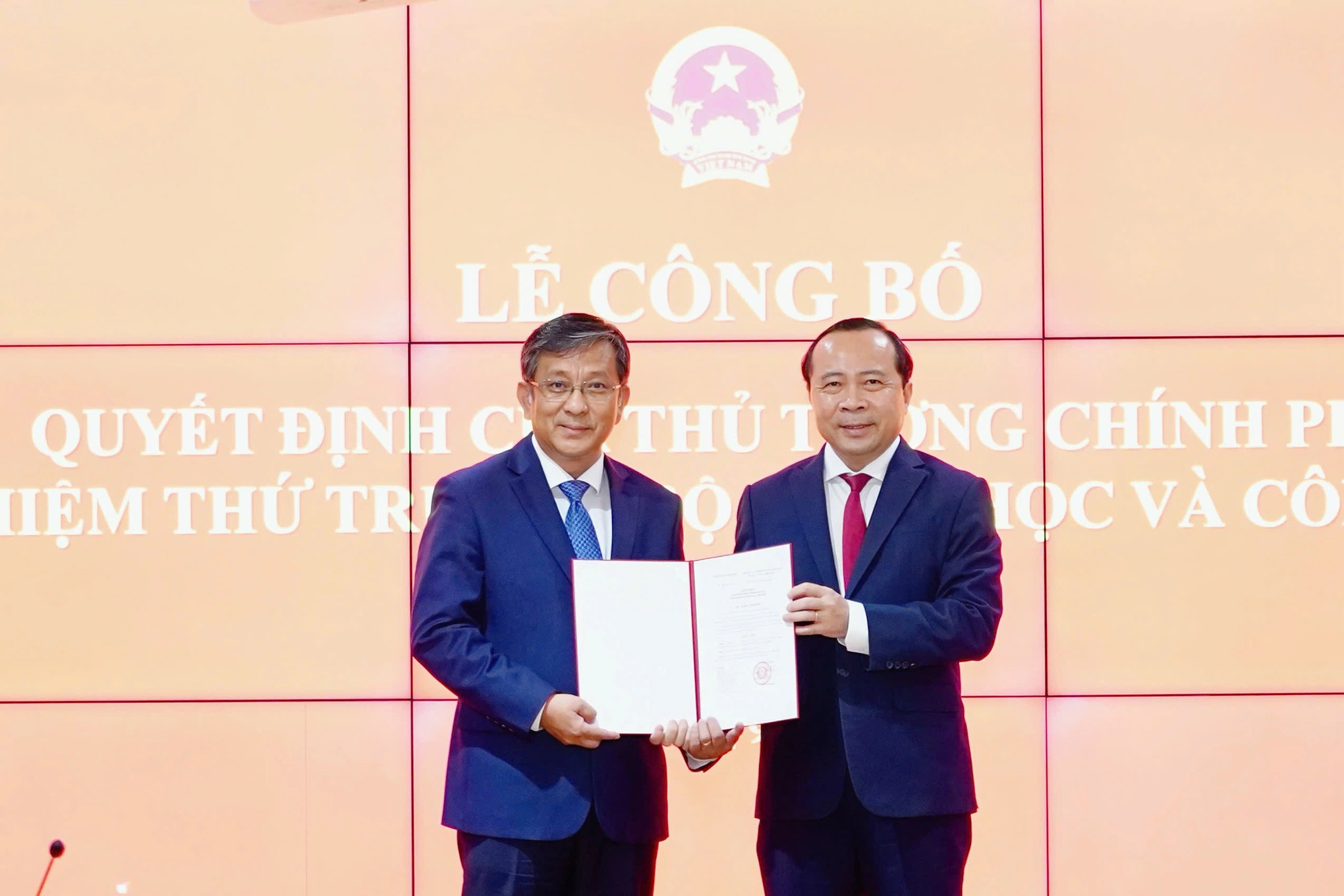 Thứ trưởng Khoa học và Công nghệ Trần Trung Tính nhận quyết định bổ nhiệm - Báo VnExpress