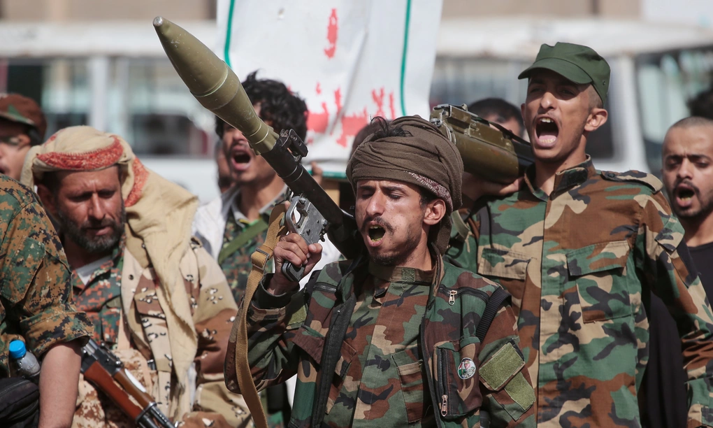 Thành viên nhóm vũ trang Houthi tại Sanaa, Yemen hôm 10/9. Ảnh: AP
