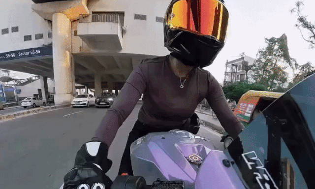 Ôtô hích ngã nữ biker rồi bỏ chạy