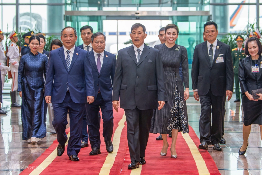 Vua Thái Lan Maha Vajiralongkorn Phra Vajiraklaochaoyuhua tới Hà Nội ngày 14/9. Ảnh: Giang Huy