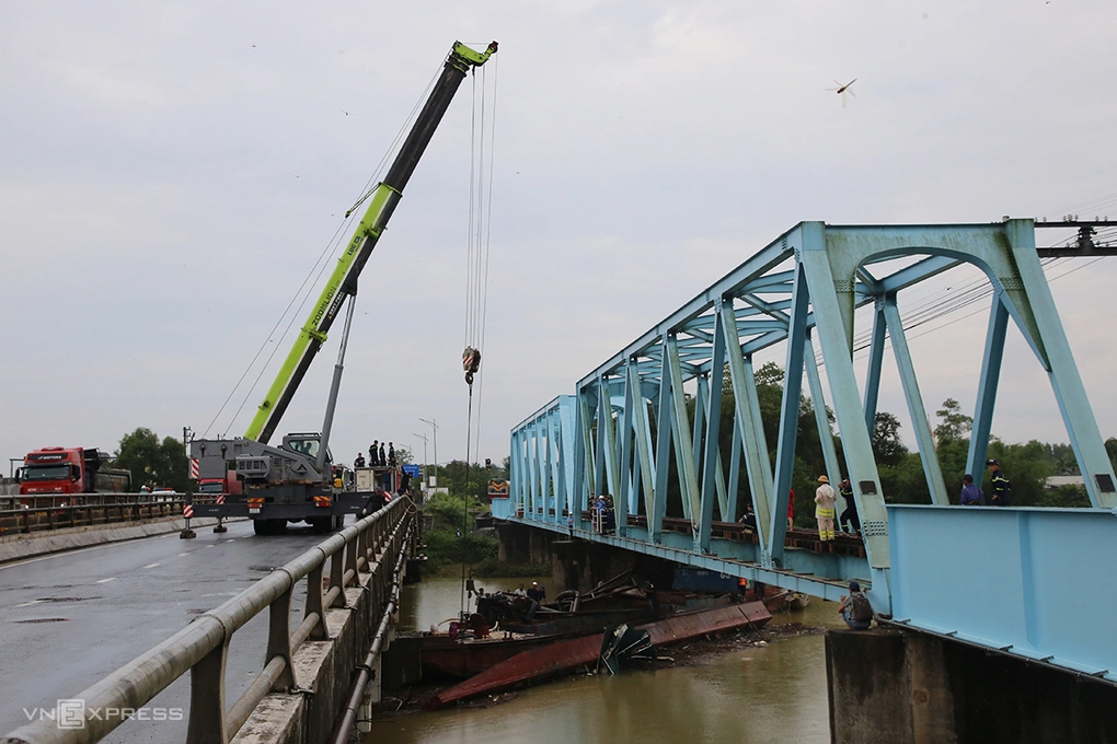 Máy cầu 50 tấn nhấc phần đầu tàu mắc vào trụ cầu, giải cứu thành công sau 1 ngày mắc kẹt. Ảnh: Đắc Thành