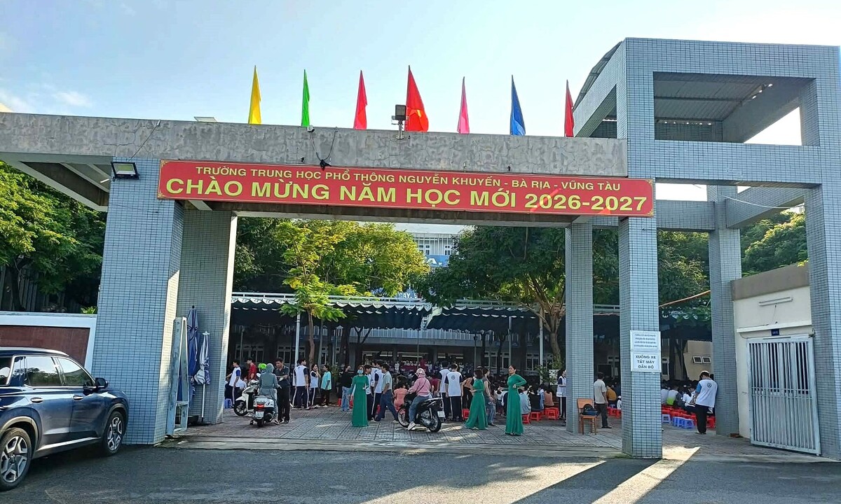 Phụ huynh phải đứng ngoài cổng vì đi họp muộn 1 tiếng