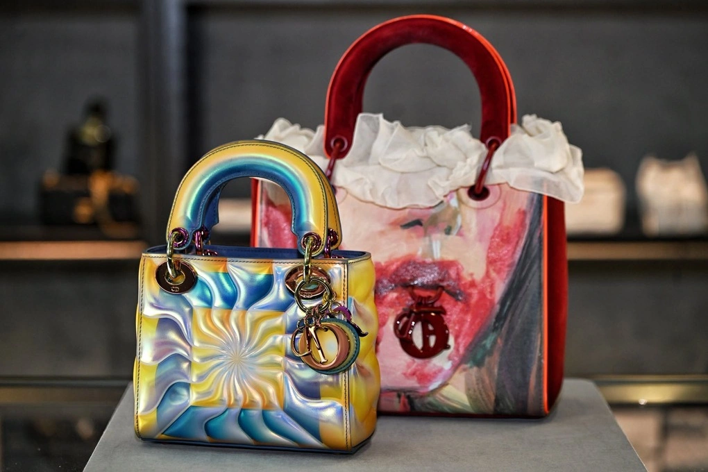 Phiên bản giới hạn Mini Lady Dior của Judy Chicago và Medium Lady Dior của Claire Tabouret thuộc thương hiệu Christian Dior đang được đấu giá. Ảnh: CNA