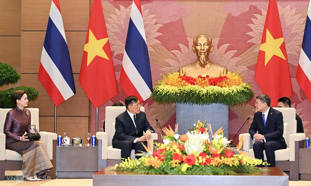 Thủ tướng Lê Minh Hưng hội kiến với Quốc vương Thái Lan và Hoàng hậu. Ảnh: Giang Huy