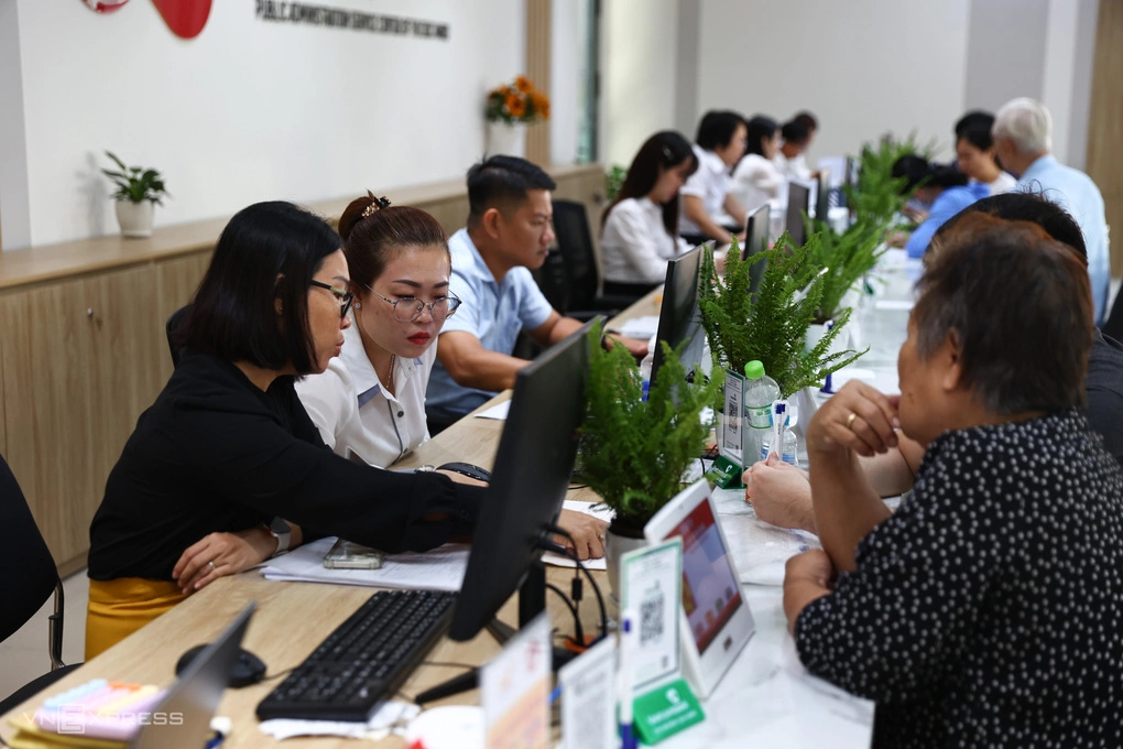 Cán bộ giải quyết thủ tục hành chính cho người dân tại TP HCM. Ảnh: Quỳnh Trần