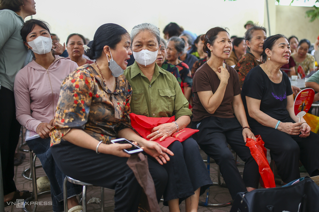 Người dân xã Tam Hưng, TP Hà Nội chờ làm thủ tục nhận tiền đền bù đất tại một dự án. Ảnh: Phạm Chiểu