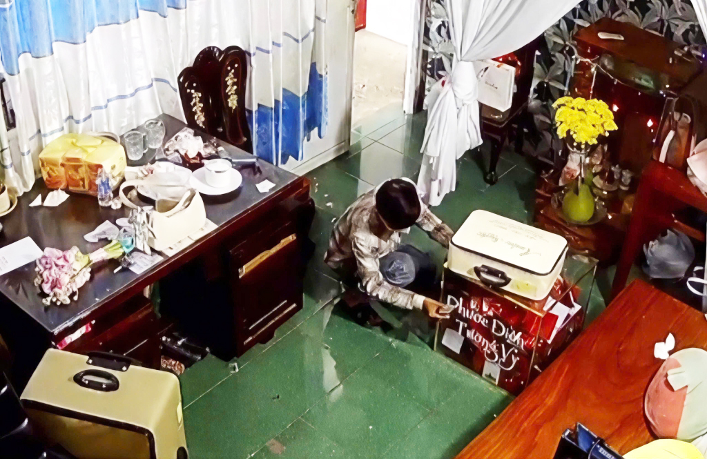 Lừa cô dâu ra khỏi phòng cưới để trộm thùng tiền phong bì