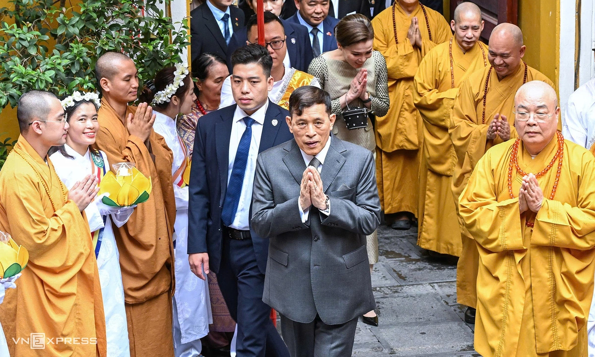 Vua và Hoàng hậu Thái Lan lễ Phật tại chùa Quán Sứ