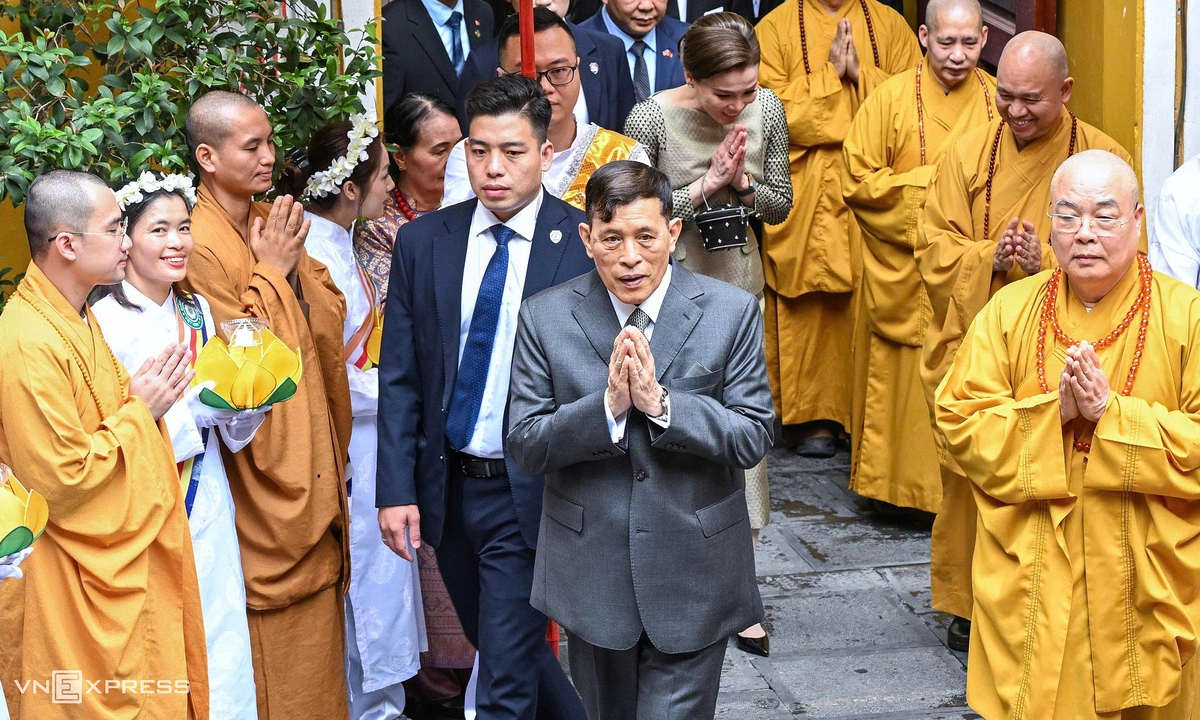 Vua và Hoàng hậu Thái Lan lễ Phật tại chùa Quán Sứ