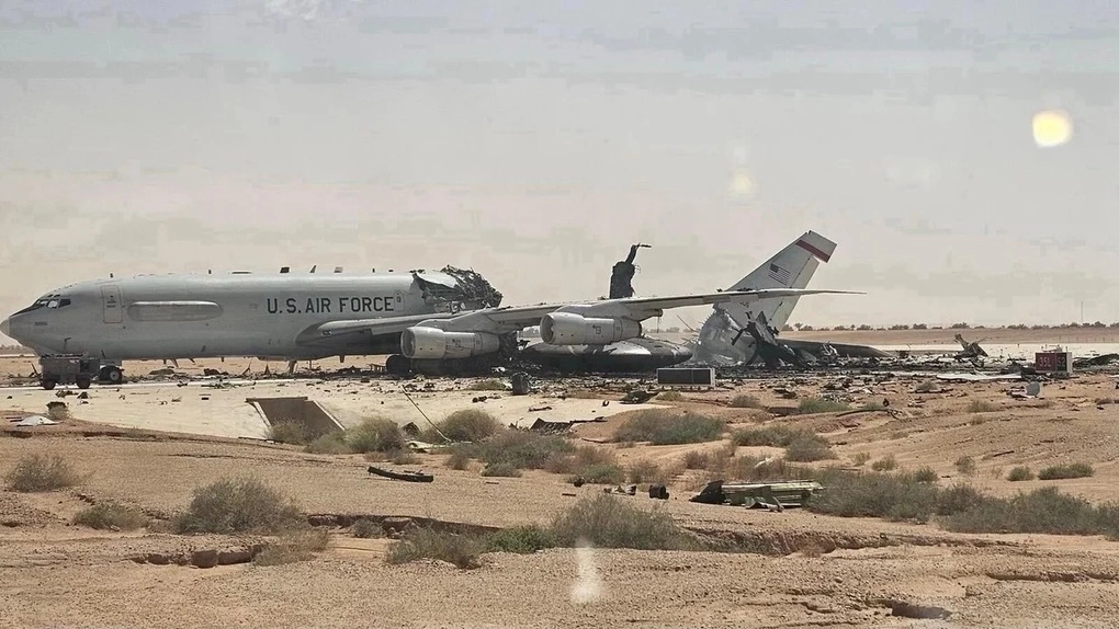 Máy bay cảnh báo sớm E-3 Sentry nát đuôi sau đòn tập kích của Iran vào căn cứ Prince Sultan tại Arab Saudi. Ảnh: CBS