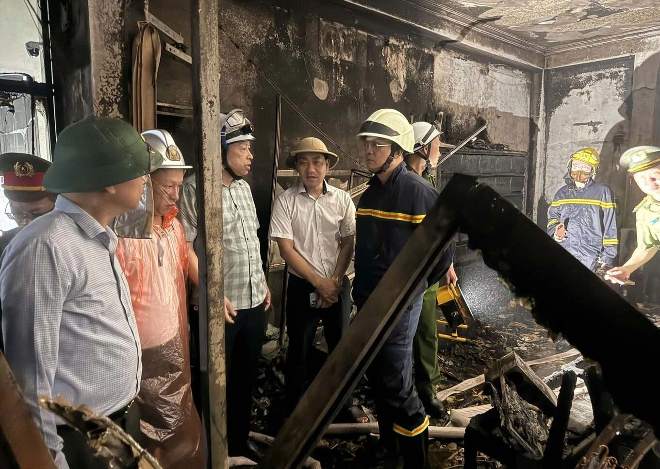 Thiếu tướng Nguyễn Hồng Ky, Phó Giám đốc Công an thành phố chỉ đạo các lực lượng tại hiện trường vụ cháy. Ảnh: Công an cung cấp