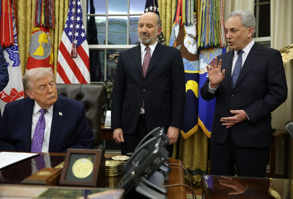 Từ trái qua phải: Tổng thống Donald Trump, Bộ trưởng Thương mại Howard Lutnick và ông David Sacks tại Phòng Bầu dục ngày 11/12/2025. Ảnh: AFP