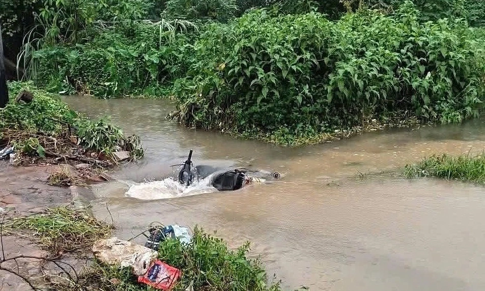 Tìm kiếm nam sinh nghi bị cuốn xuống cống ở Hà Nội