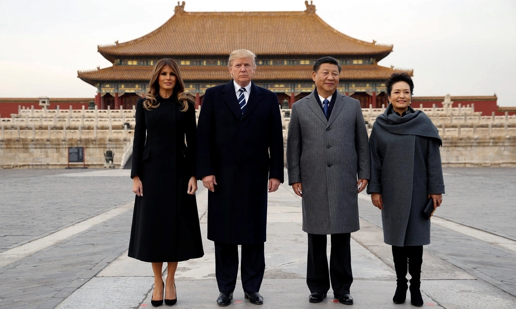 Tổng thống Mỹ Donald Trump và phu nhân Melania (trái) thăm Tử Cấm Thành cùng Chủ tịch Trung Quốc Tập Cận Bình và phu nhân Bành Lệ Viện hồi tháng 11/2017. Ảnh: Reuters