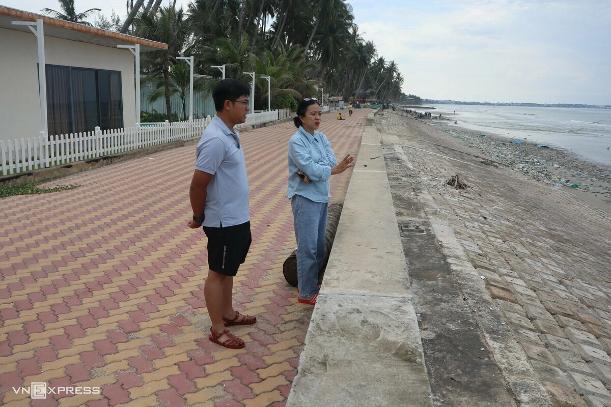 Rác ken đặc hơn một km bãi biển Mũi Né