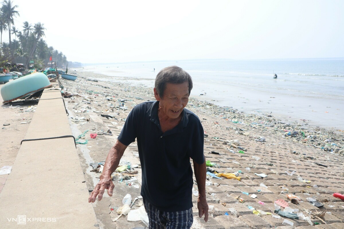 Rác ken đặc hơn một km bãi biển Mũi Né