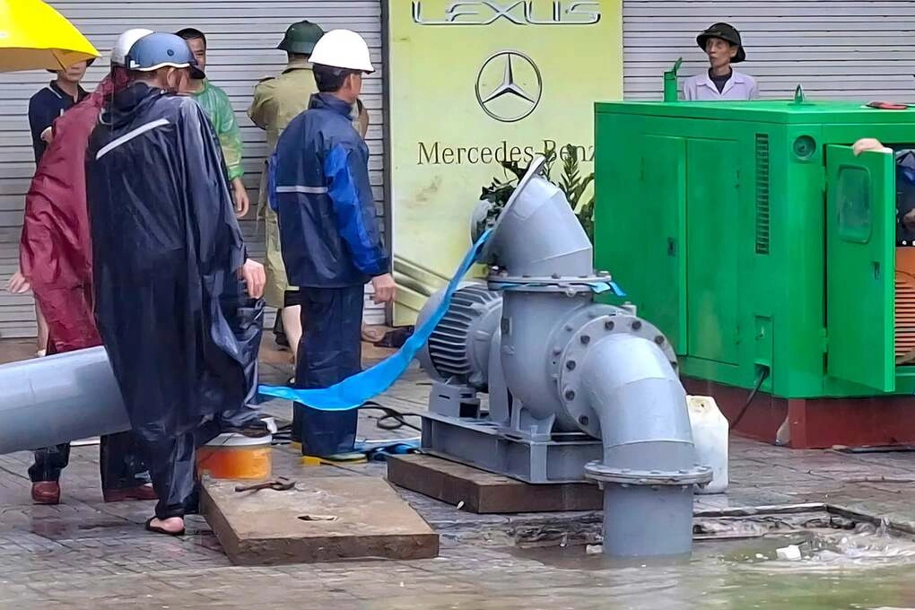Máy bơm dã chiến hoạt động trên đường 72 m, chiều 19/9. Ảnh: Đức Hùng