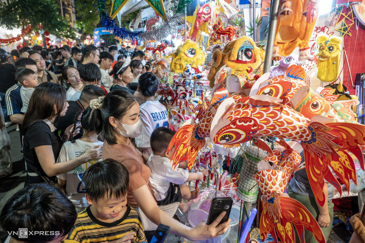 Phố Hàng Mã đông nghịt người trước Trung thu