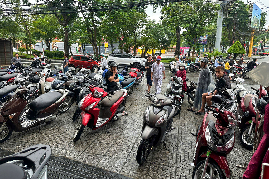 Tiệm sửa xe quá tải sau mưa kỷ lục ở Vinh