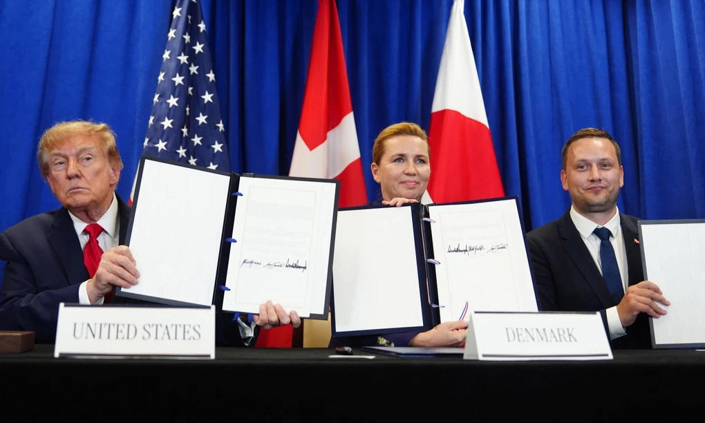 Tổng thống Mỹ Donald Trump, Thủ tướng Đan Mạch Mette Frederiksen và Thủ hiến Greenland tại lễ ký thỏa thuận ngày 22/9. Ảnh: AP