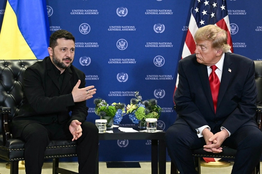 Tổng thống Mỹ Donald Trump (phải) gặp Tổng thống Ukraine Volodymyr Zelensky bên lề phiên họp của Đại hội đồng Liên Hợp Quốc ở New York ngày 22/9. Ảnh: AFP