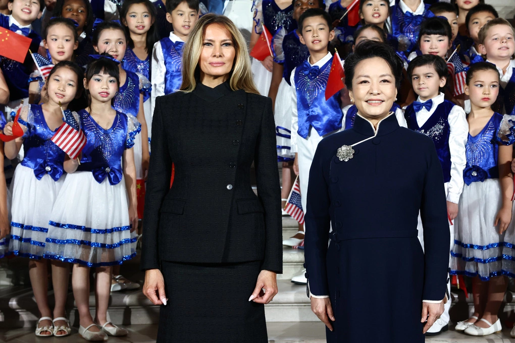 Đệ nhất phu nhân Mỹ Melania Trump (trái) và phu nhân của Chủ tịch Trung Quốc, bà Bành Lệ Viên, thăm bảo tàng nghệ thuật châu Á thuộc Viện Smithsonian tại thủ đô Washington ngày 24/9. Ảnh: AP