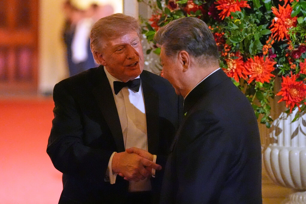 Tổng thống Donald Trump bắt tay Chủ tịch Trung Quốc Tập Cận Bình tại quốc yến ở Nhà Trắng ngày 24/9. Ảnh: AP